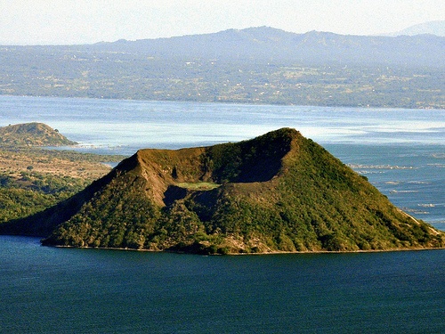 https://d3r8gwkgo0io6y.cloudfront.net/upload/taal lake and valcano 1.jpg